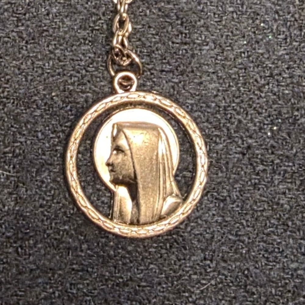 Vintage Virgin Mary Medal Necklace Gold Tone Religious Madonna Pendant 16 Inch